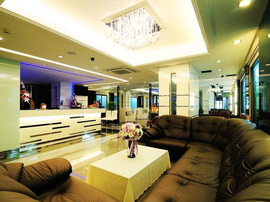 Gusto Pratunam Khách sạn 4*