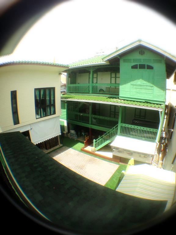 Rumah tetamu Teak House