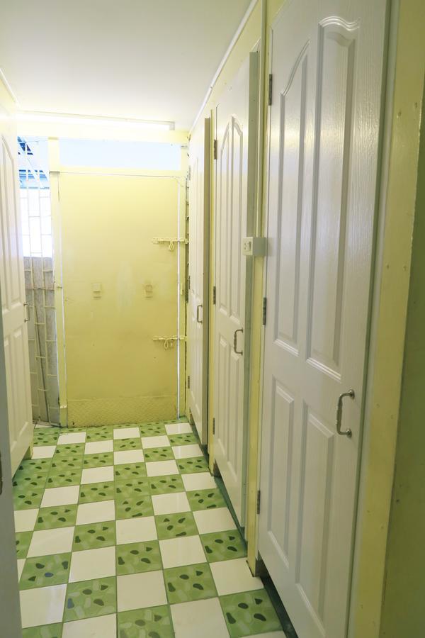 Red Lips Hostel *