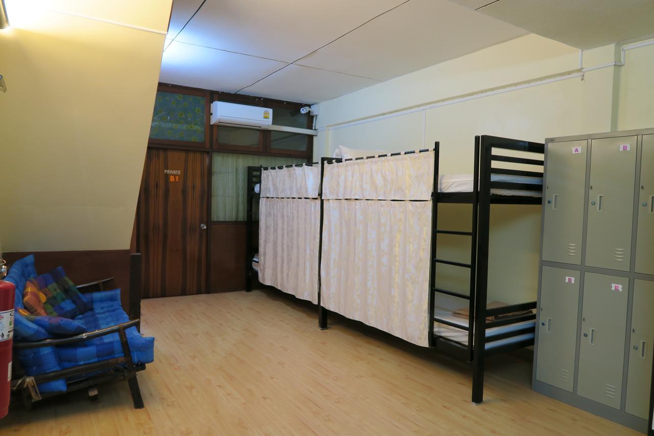 Red Lips Hostel *