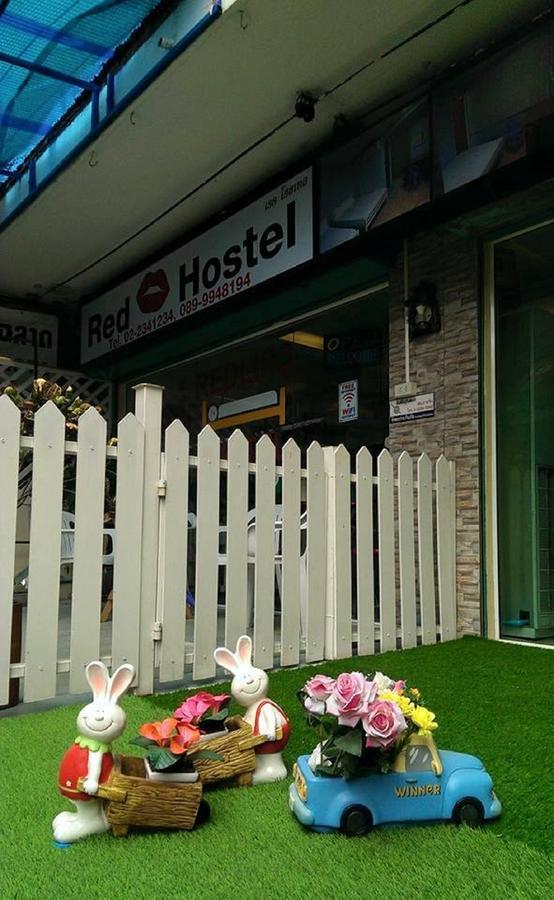 Red Lips Hostel *