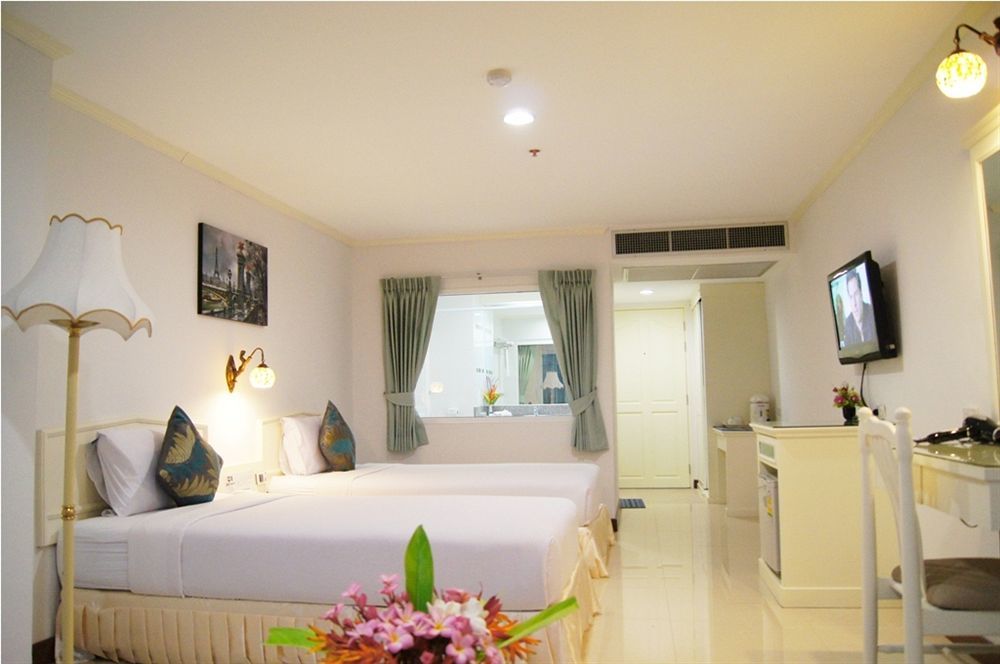 Bay Srinakarin Hotel