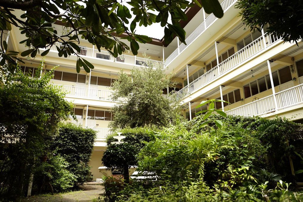 Feung Nakorn Balcony Rooms&cafe Hotel