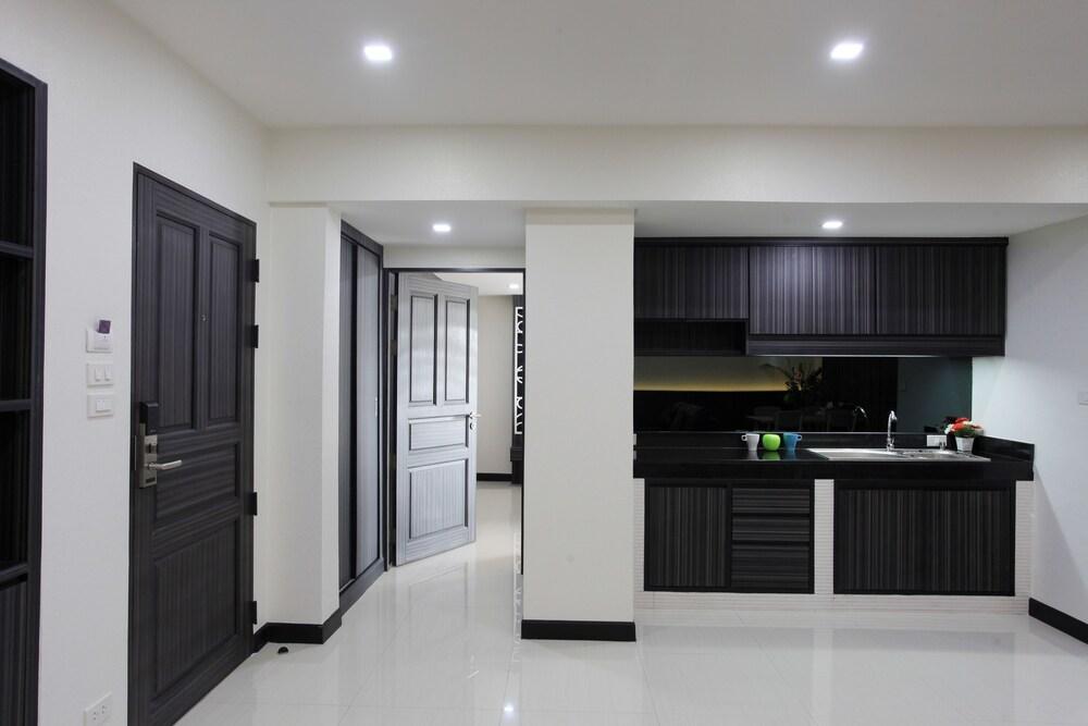 Chateau De Sukhumvit Apartahotel Bangkok