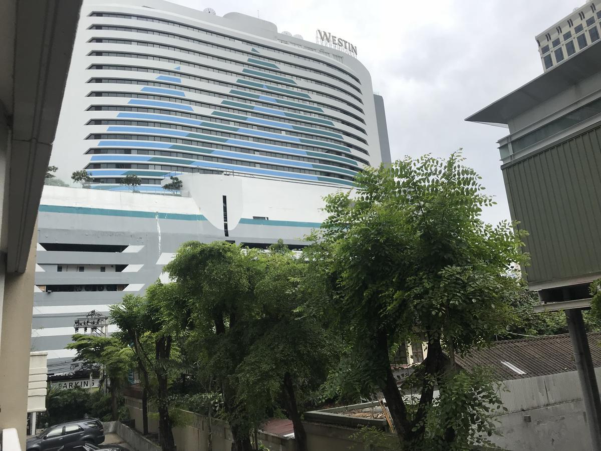 Twin Peaks Sukhumvit Apartment *