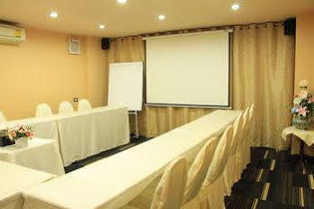 Yellow Ribbon Hills, Boutique