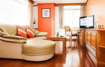 Yellow Ribbon Hills, Boutique