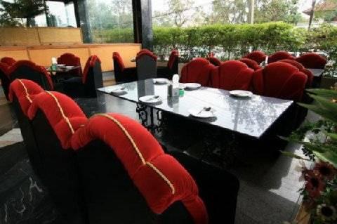 Hotell 13 Coins Airport Ngam Wong Wan - Domestic