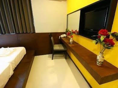 At One Hualampong Hotel
