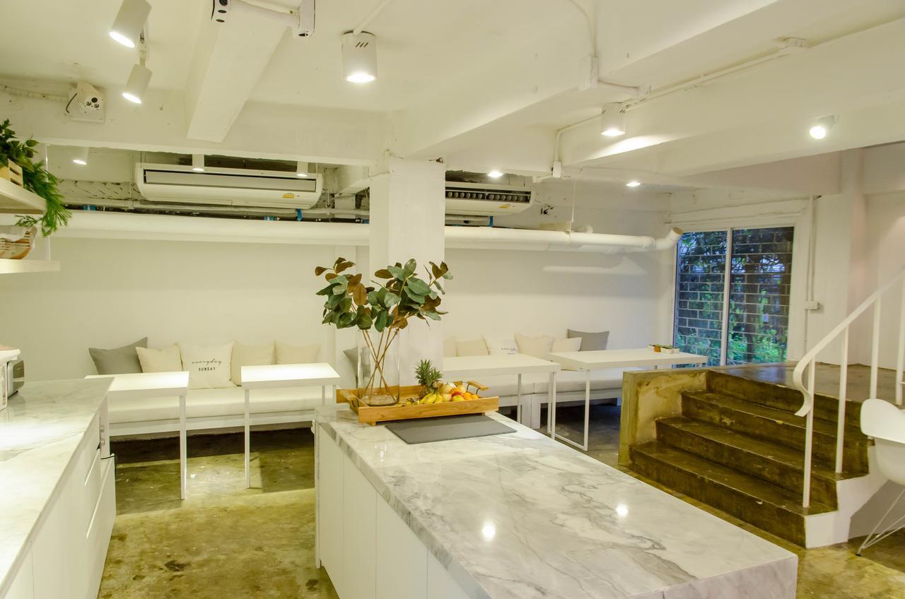 Hostel Everyday Sunday Social