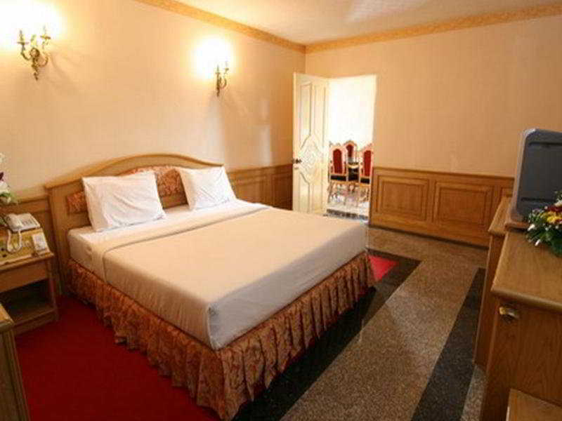 13 Coins Airport Ngam Wong Wan - Domestic Hotell 3*