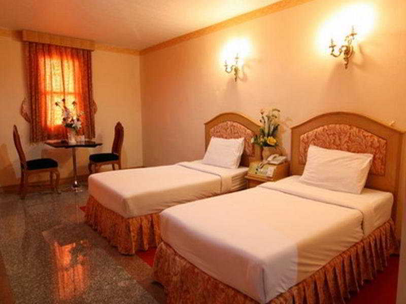 Hotell 13 Coins Airport Ngam Wong Wan - Domestic