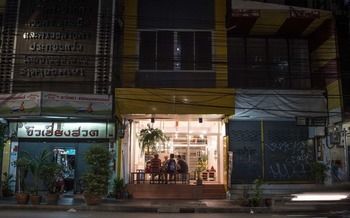 Warm White Hostal Bangkok