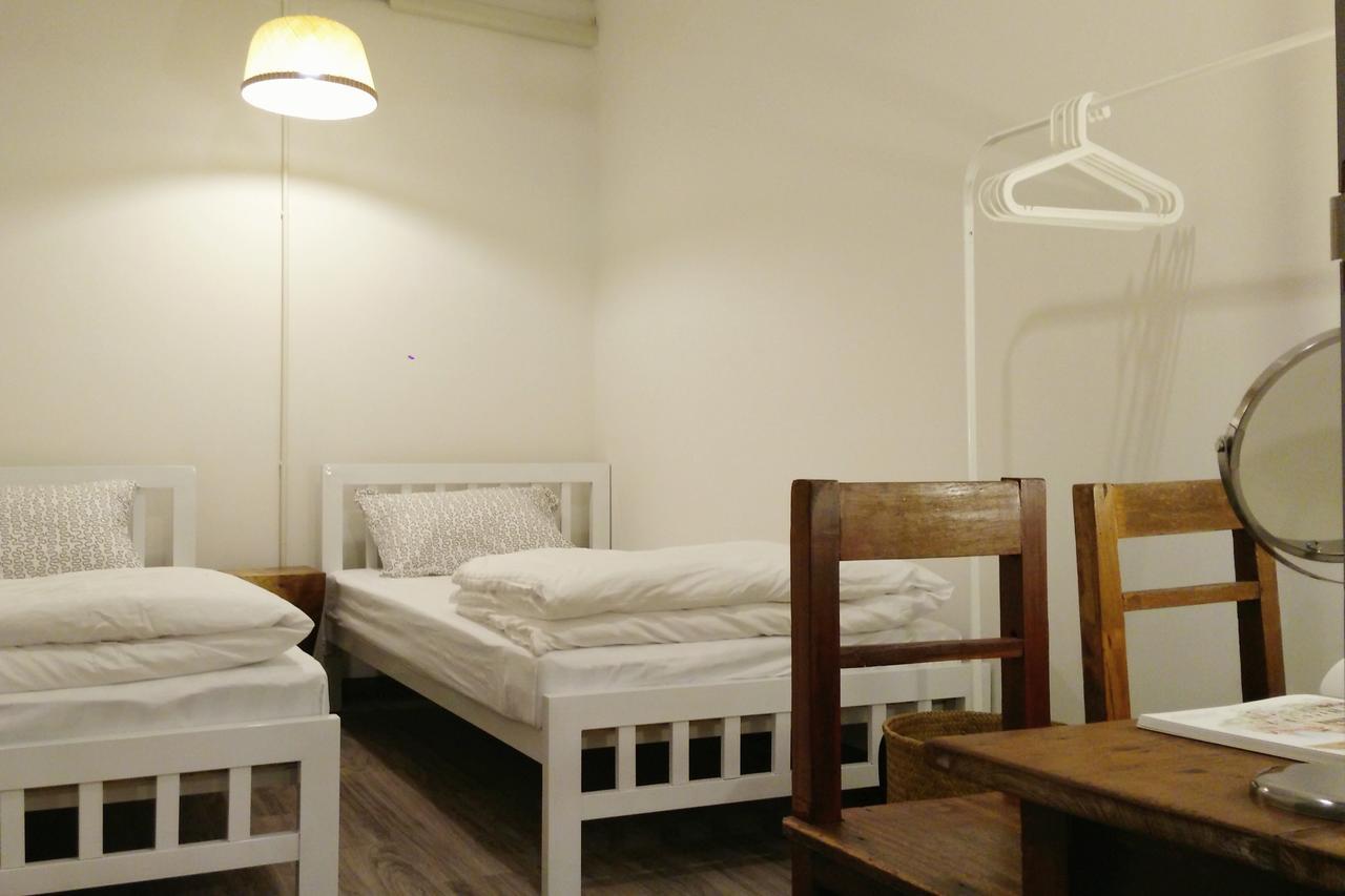 Hostel Fun Cafe & *