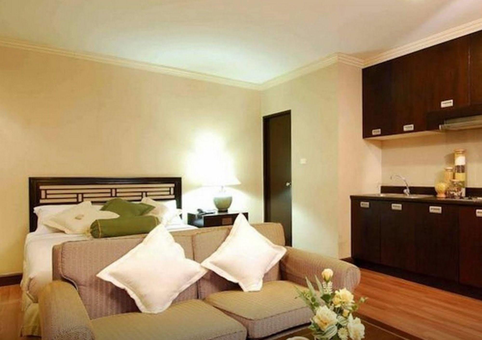 Khách sạn Princeton 4*