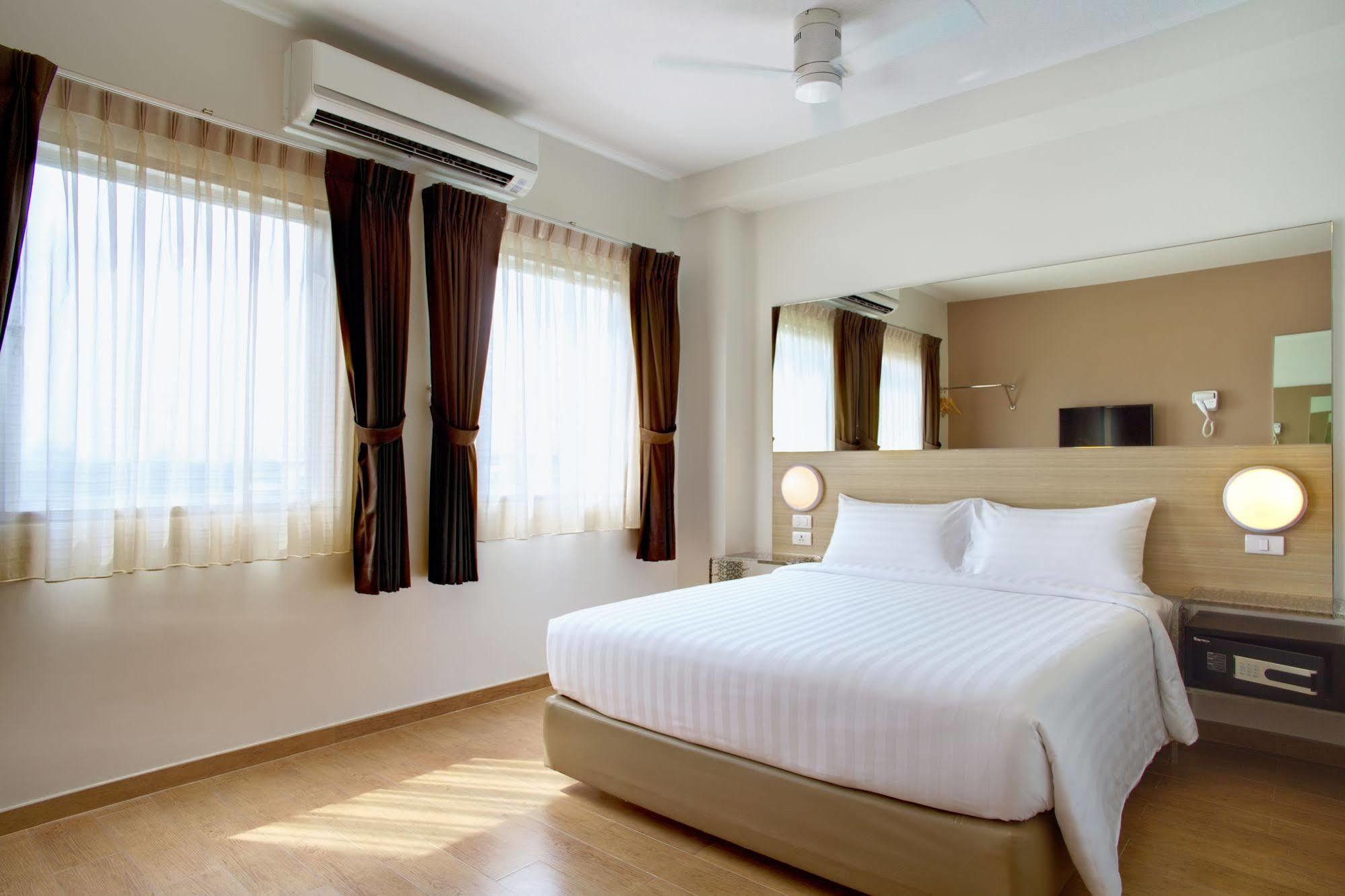 Red Planet Asoke - Sha Extra Hotel