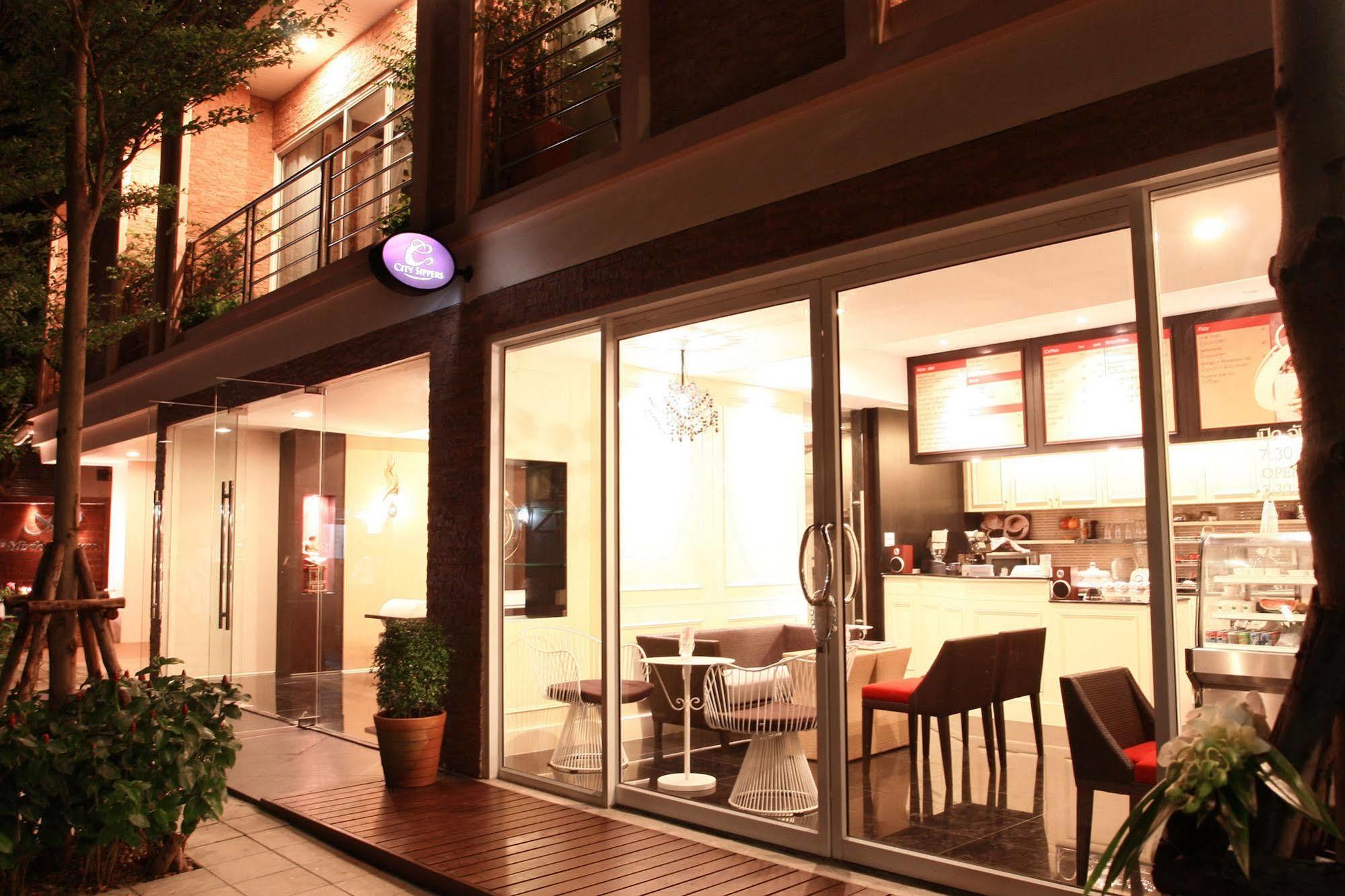 Khách sạn Mirth Sathorn Bangkok
