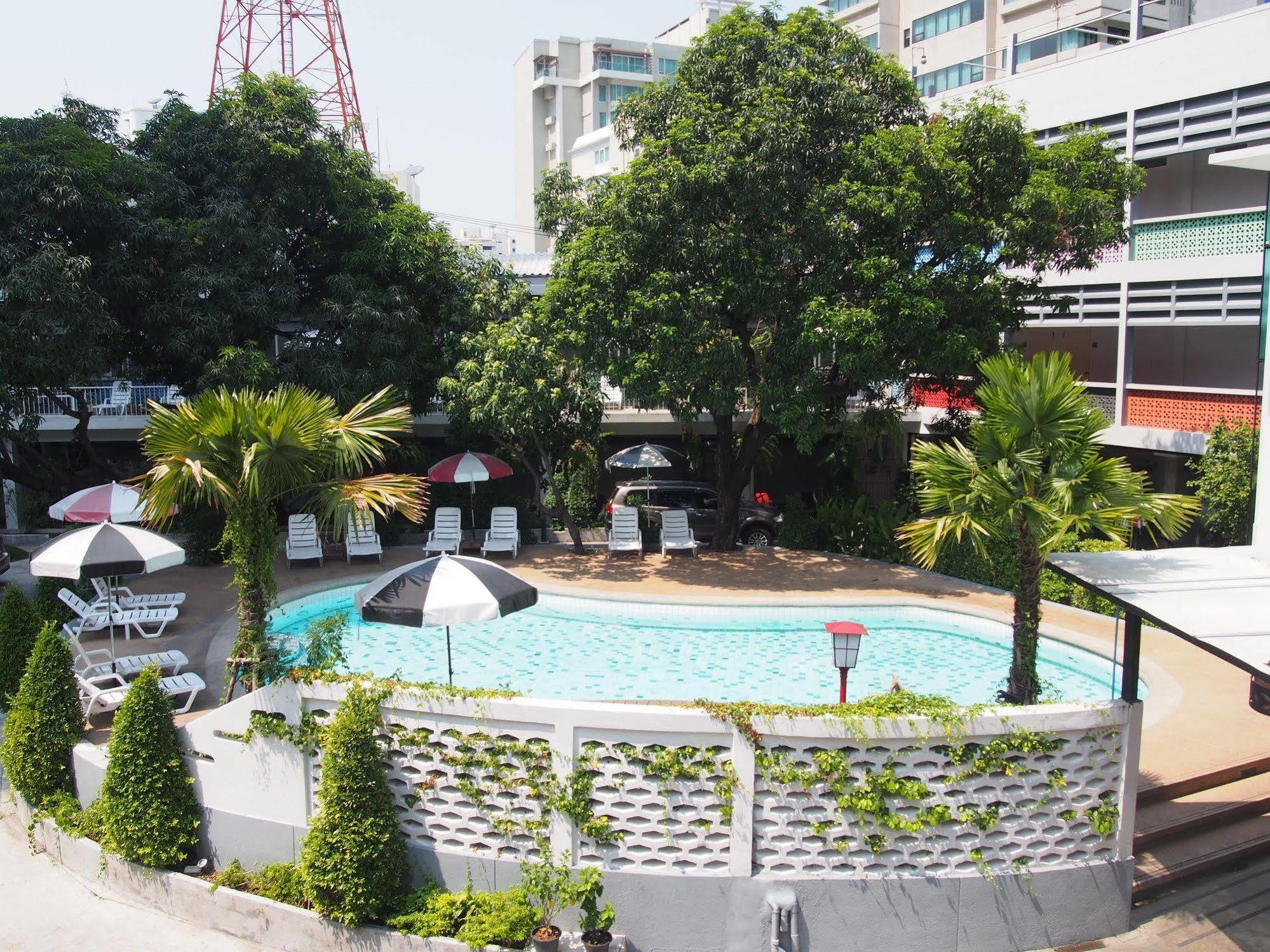 Hotel Retroasis 3*