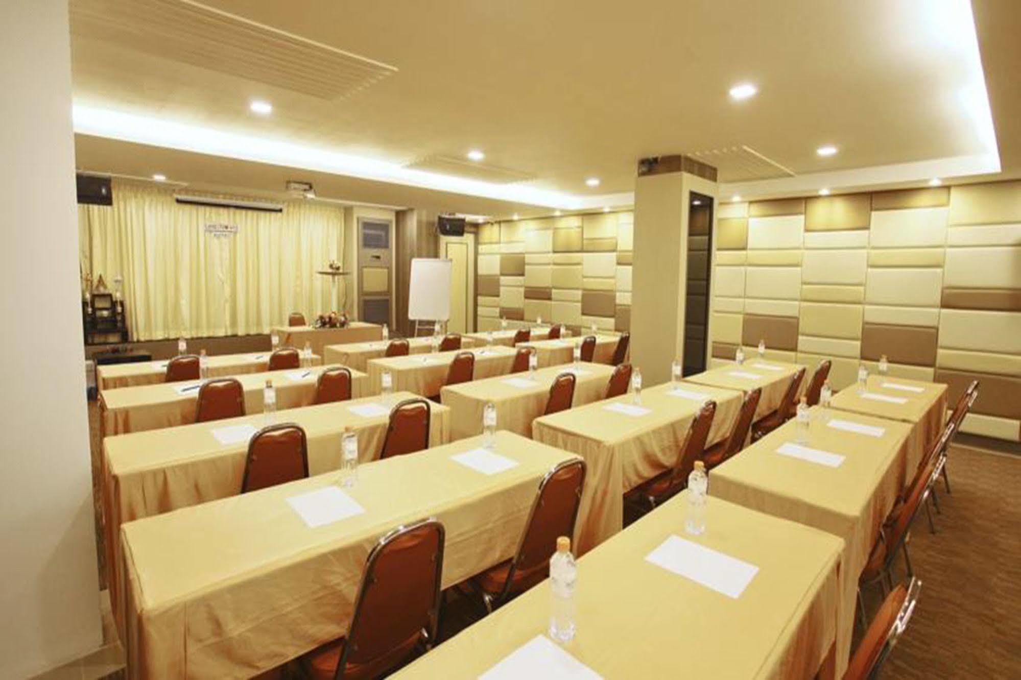 Leenova Hotell