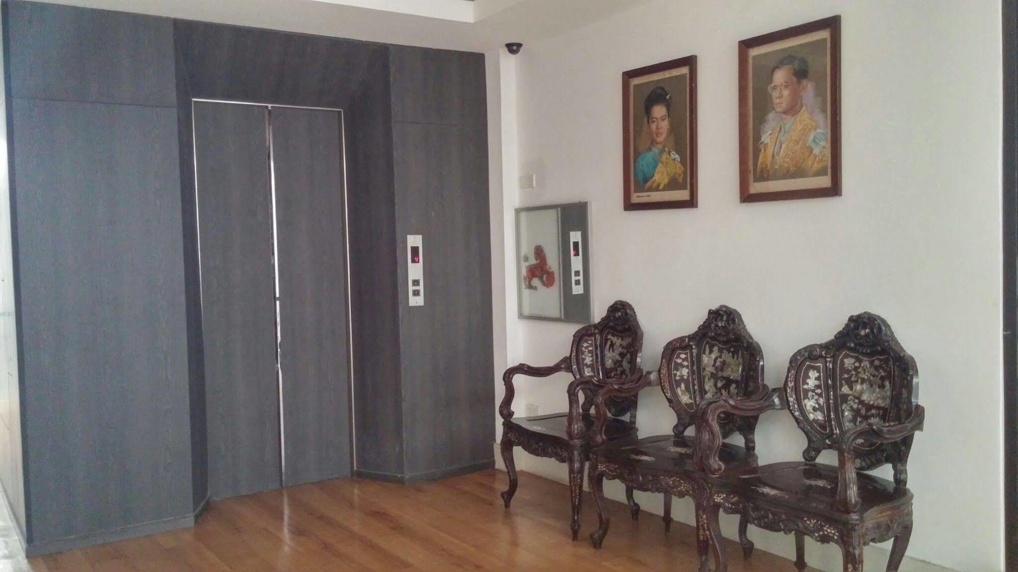 At One Hualampong Hotel