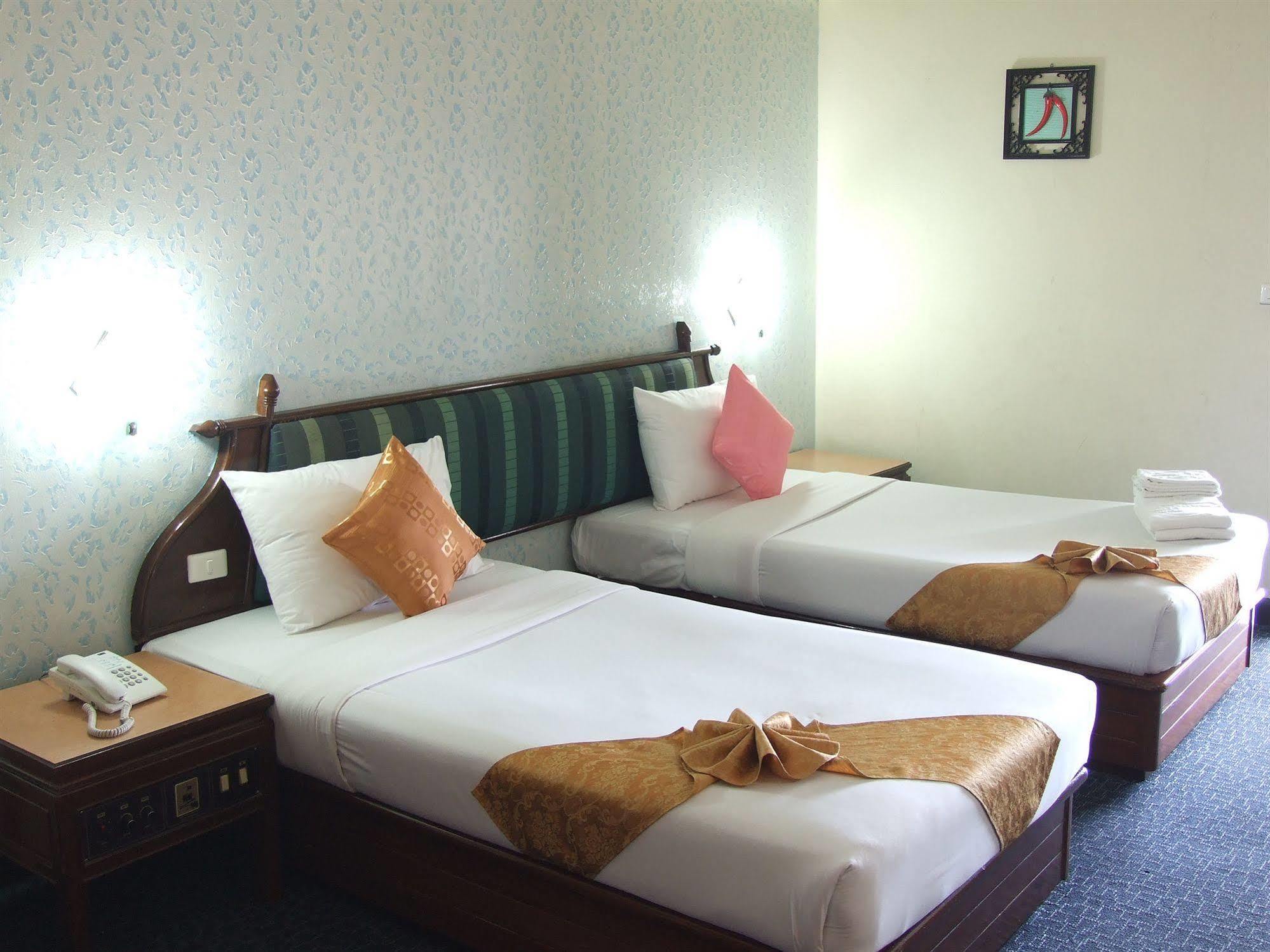 Ratchada Hotel 3*