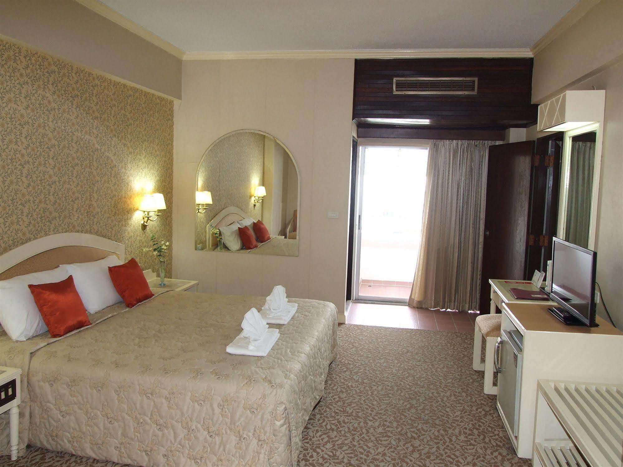 Ratchada Hotel 3*