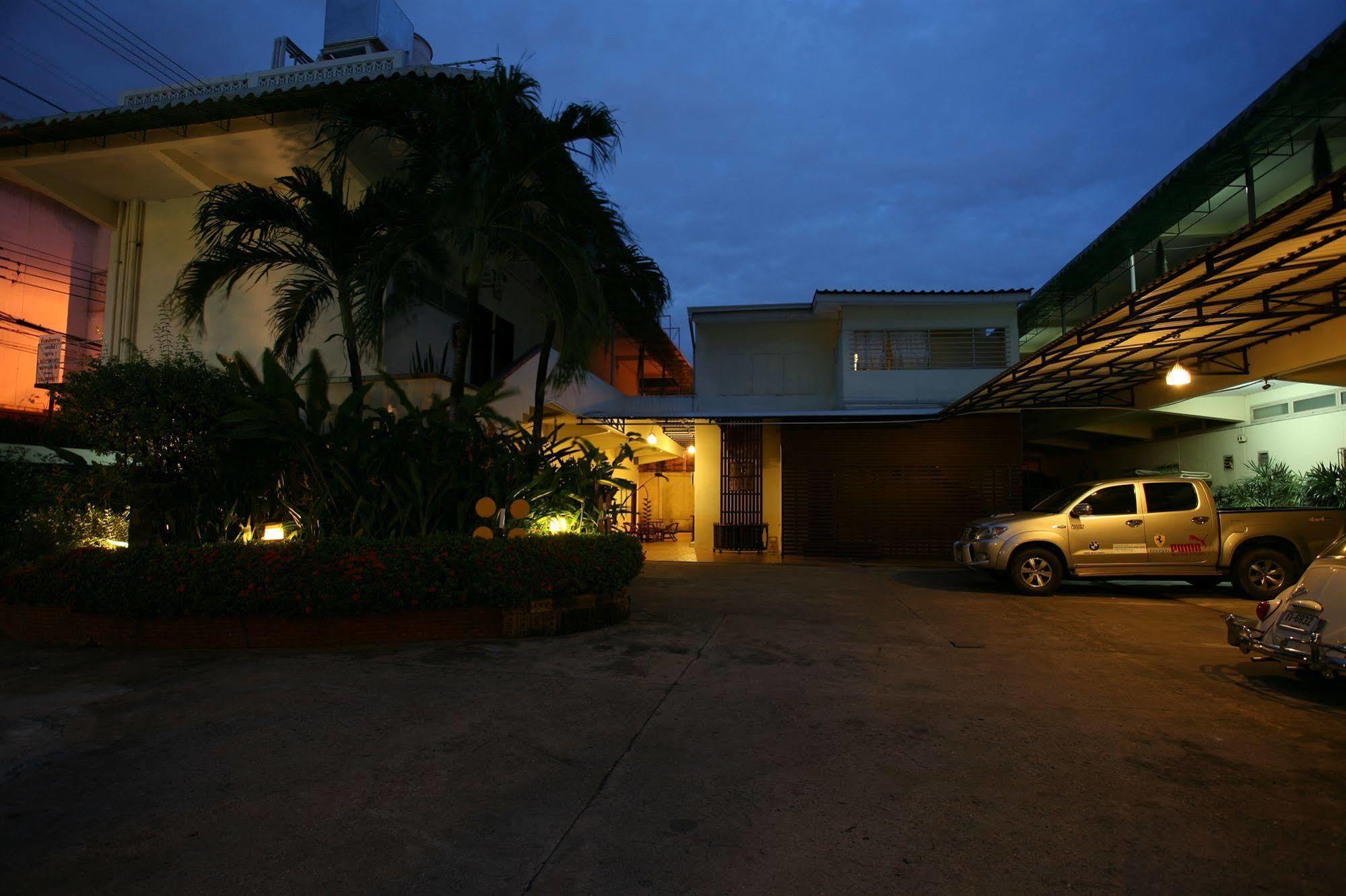 Rajata Hotel 2*
