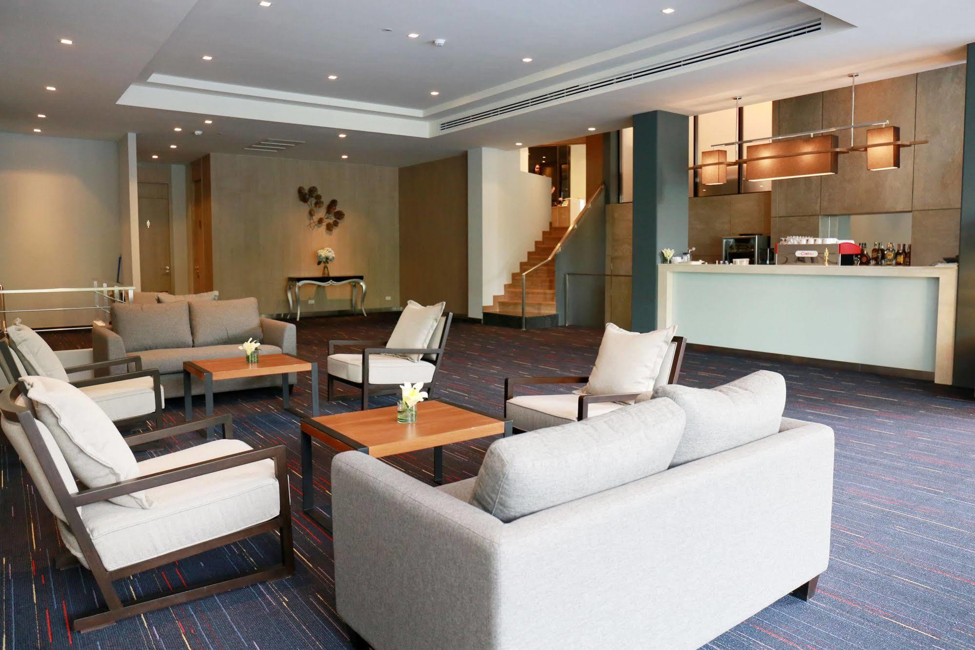 Louis Tavern Khách sạn