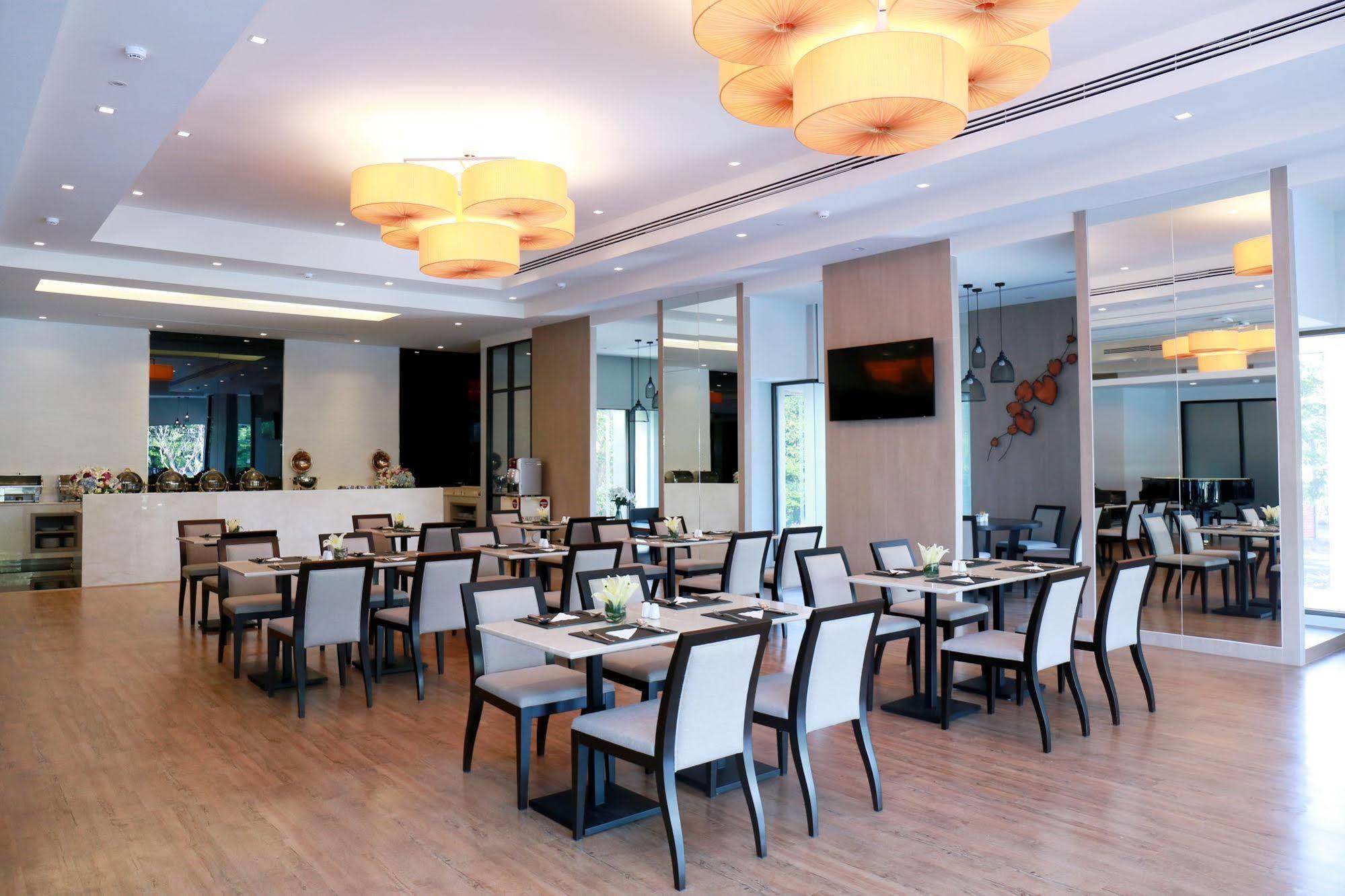 Khách sạn Louis Tavern 3*