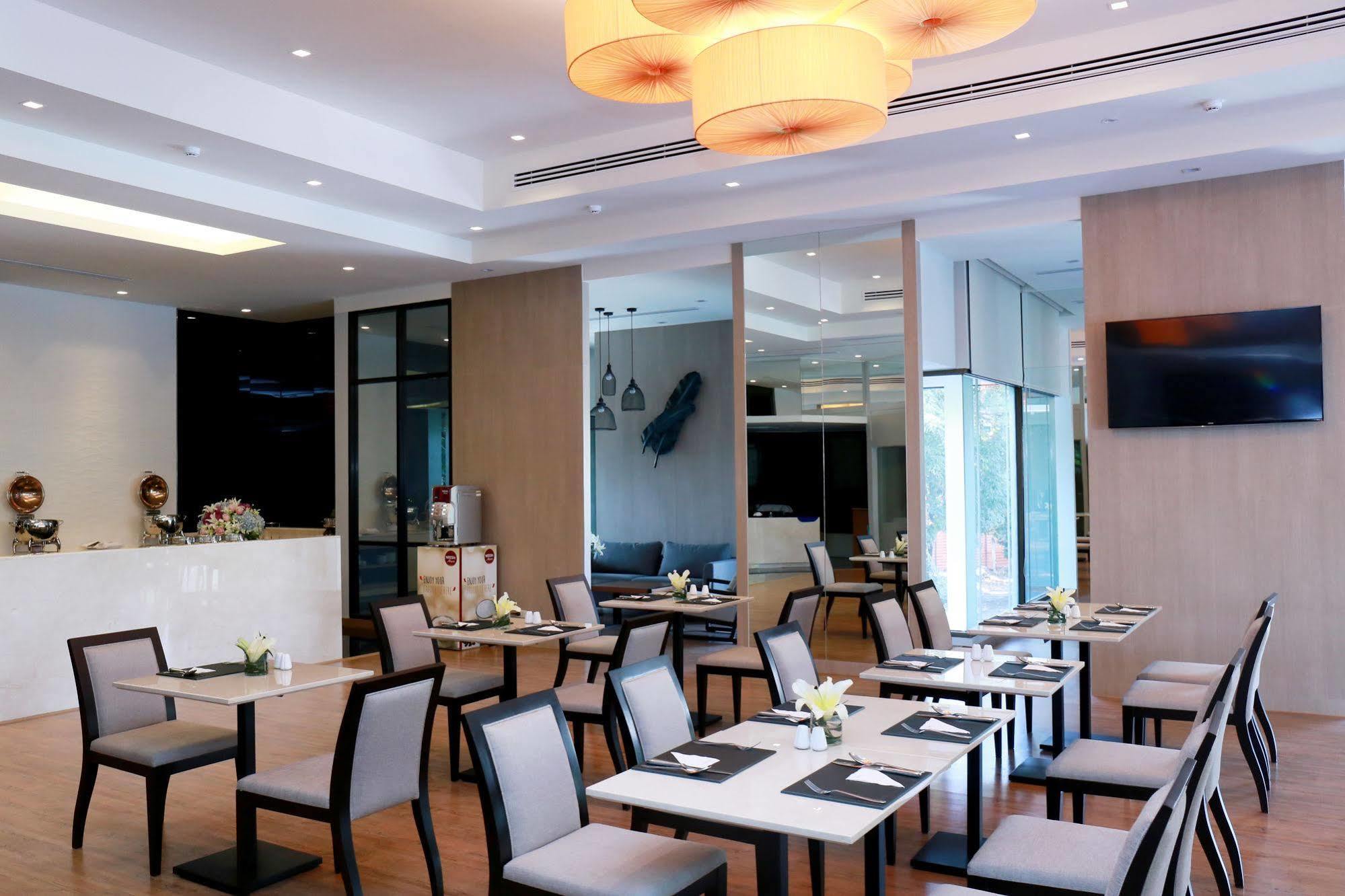 Khách sạn Louis Tavern