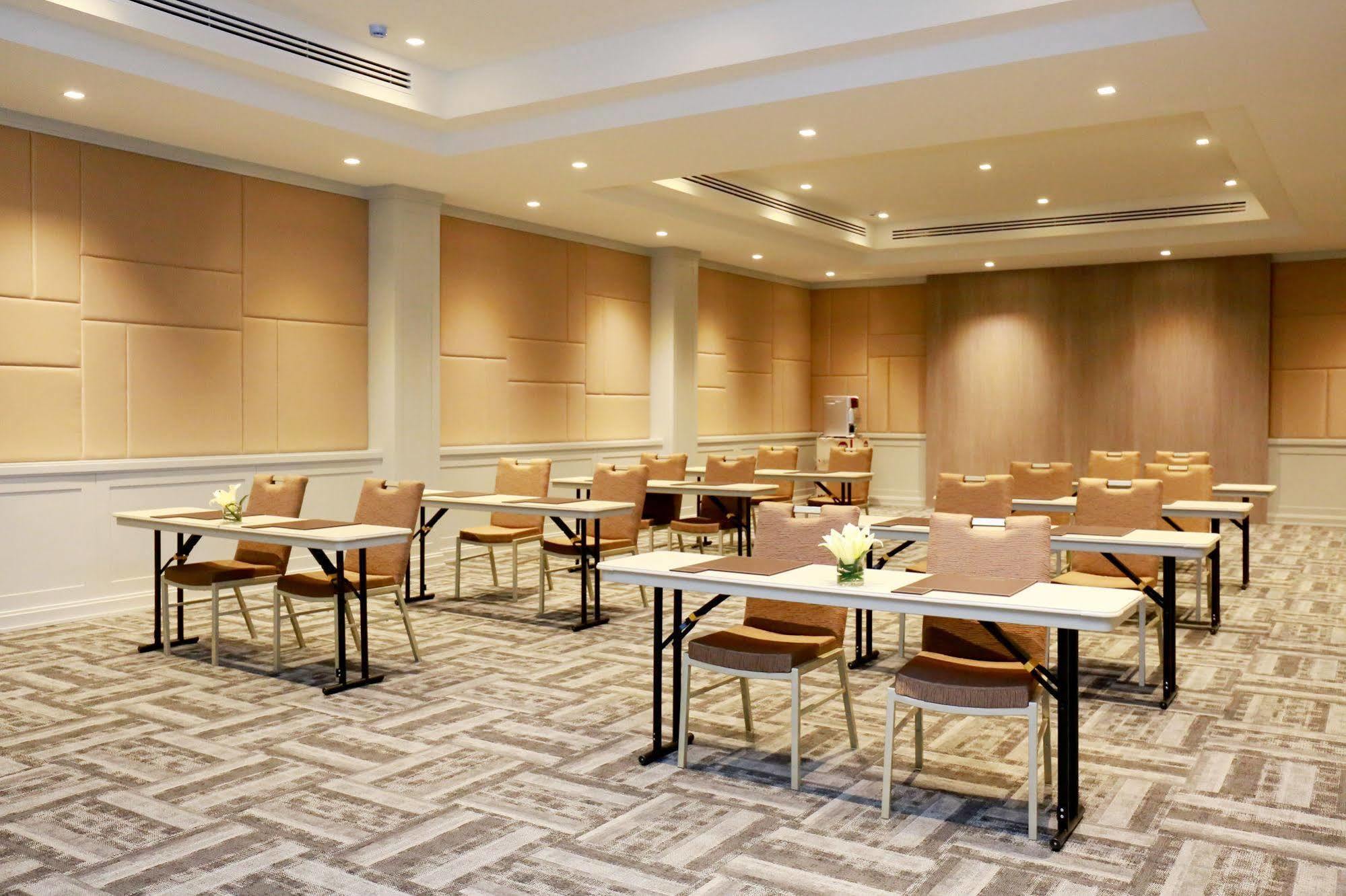 Khách sạn Louis Tavern 3*