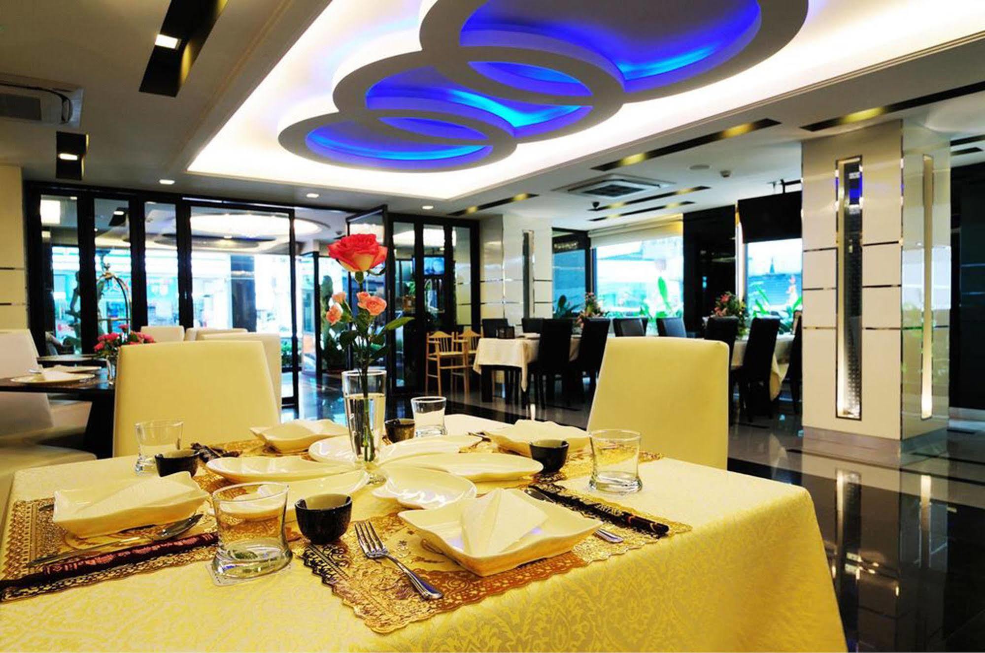 Gusto Pratunam Khách sạn 4*