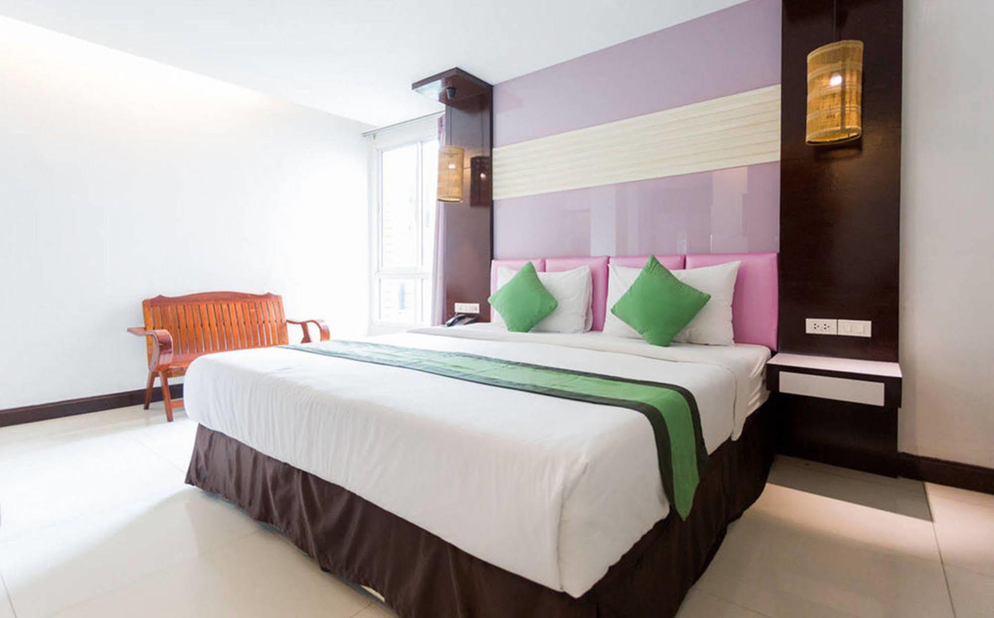 Cozi Hotel, Hotel