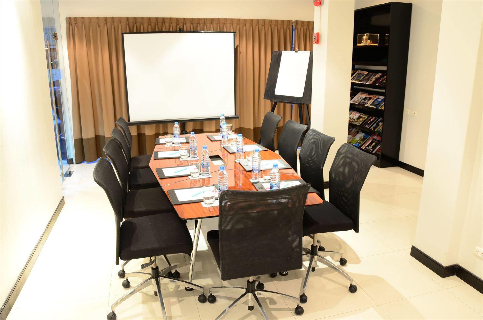 Khách sạn The Embassy Sathorn 3*