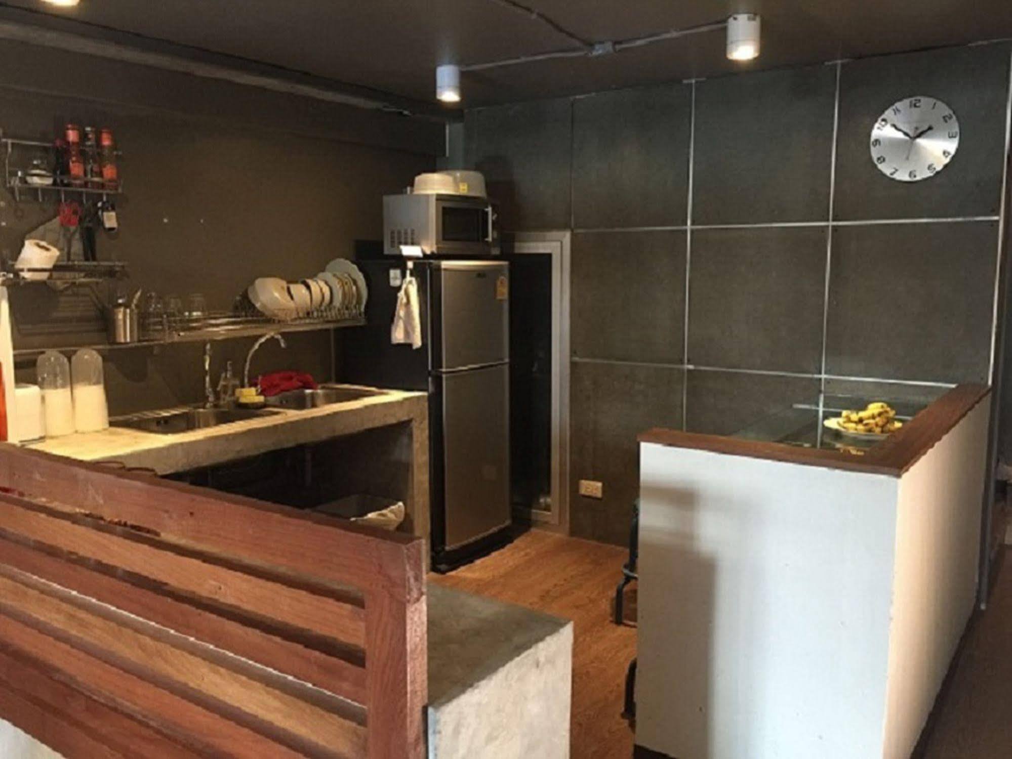 Hostal In A Box *