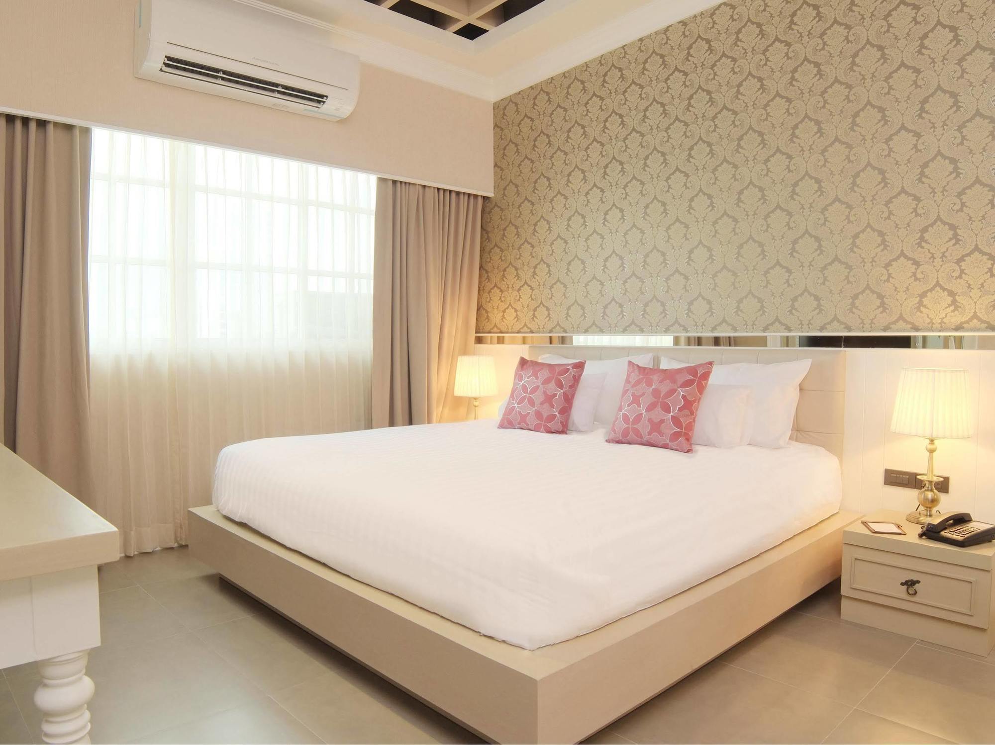 Hotel The Raya Surawong Bangkok