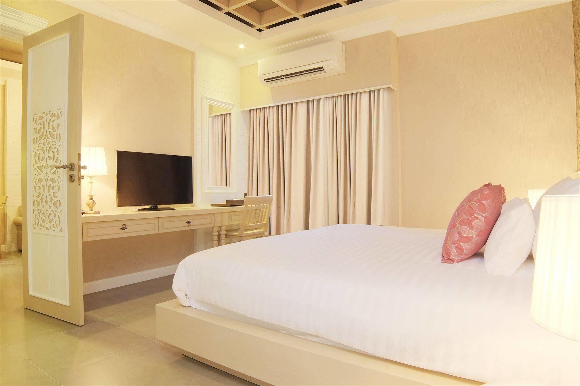 Hotel The Raya Surawong 3*