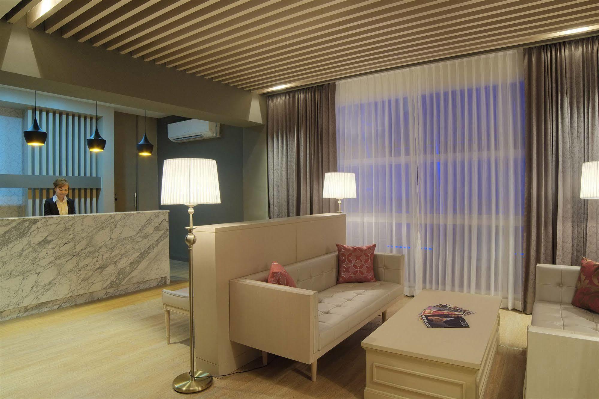 Hotel The Raya Surawong Bangkok