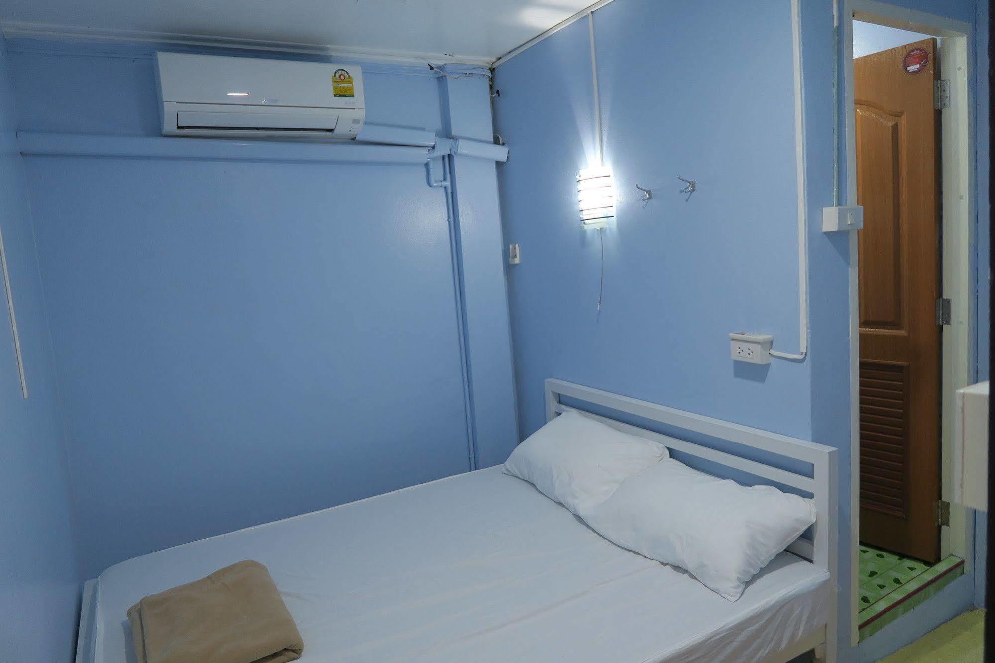 Red Lips Hostel Bangkok