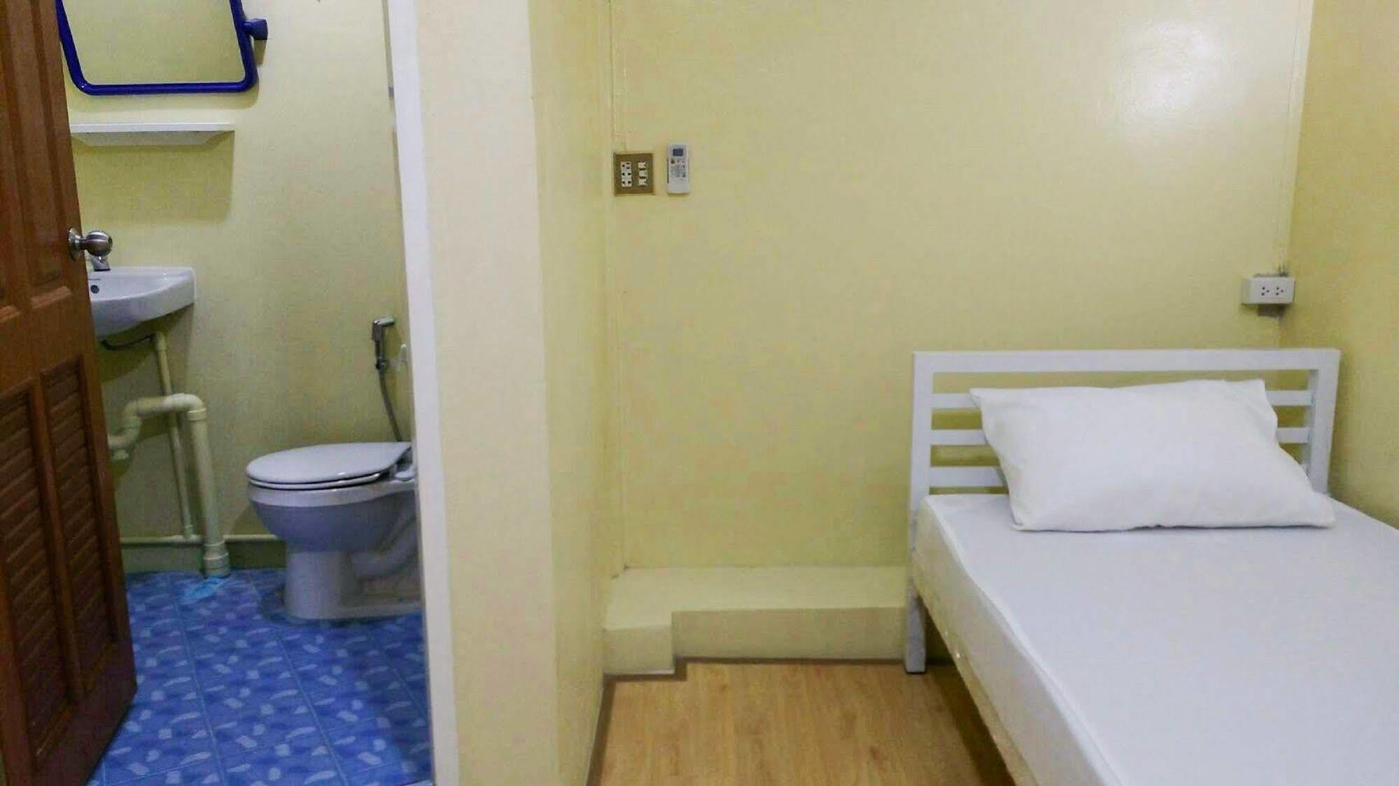Red Lips Hostel Bangkok