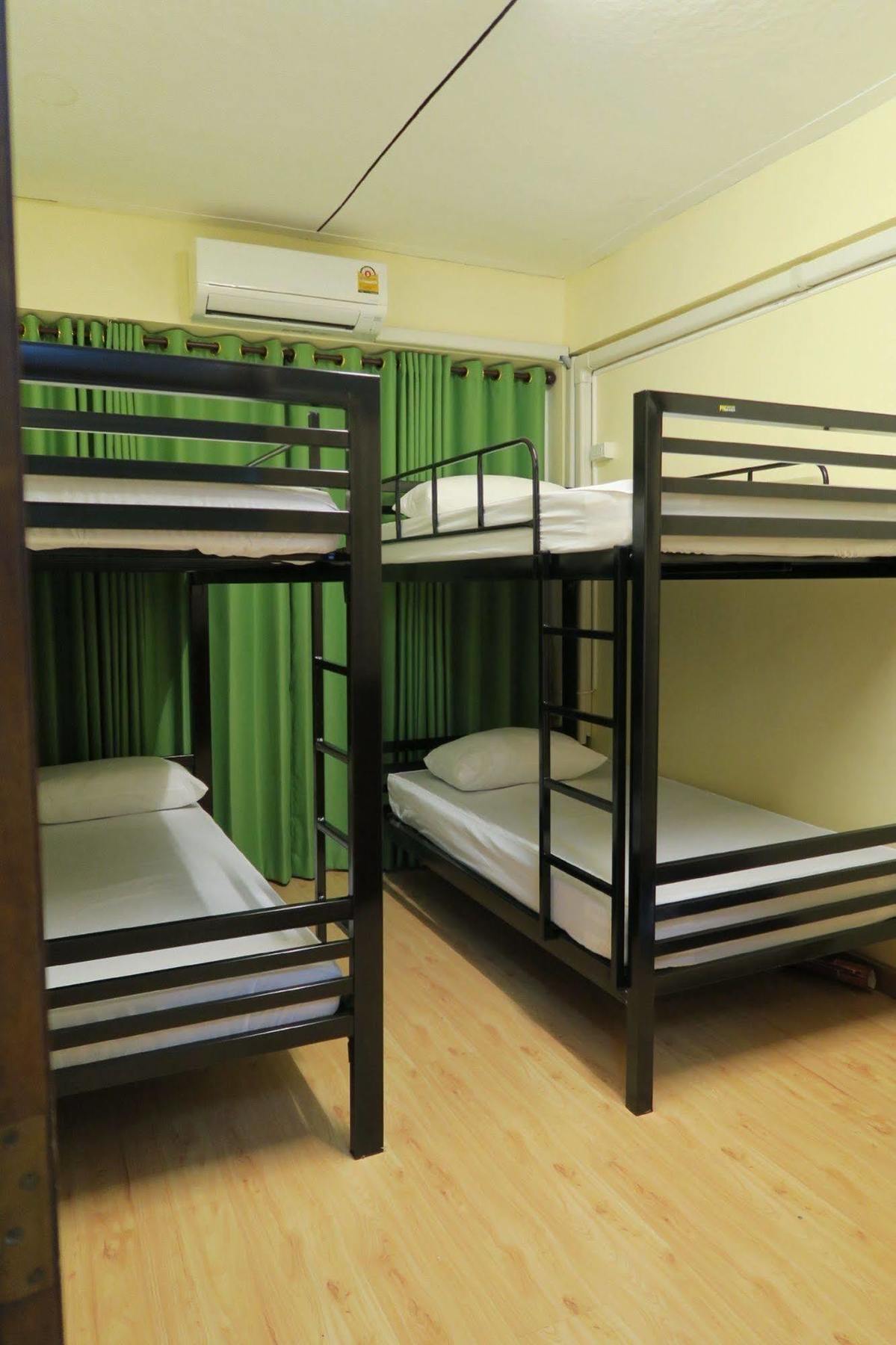 Red Lips Hostel *