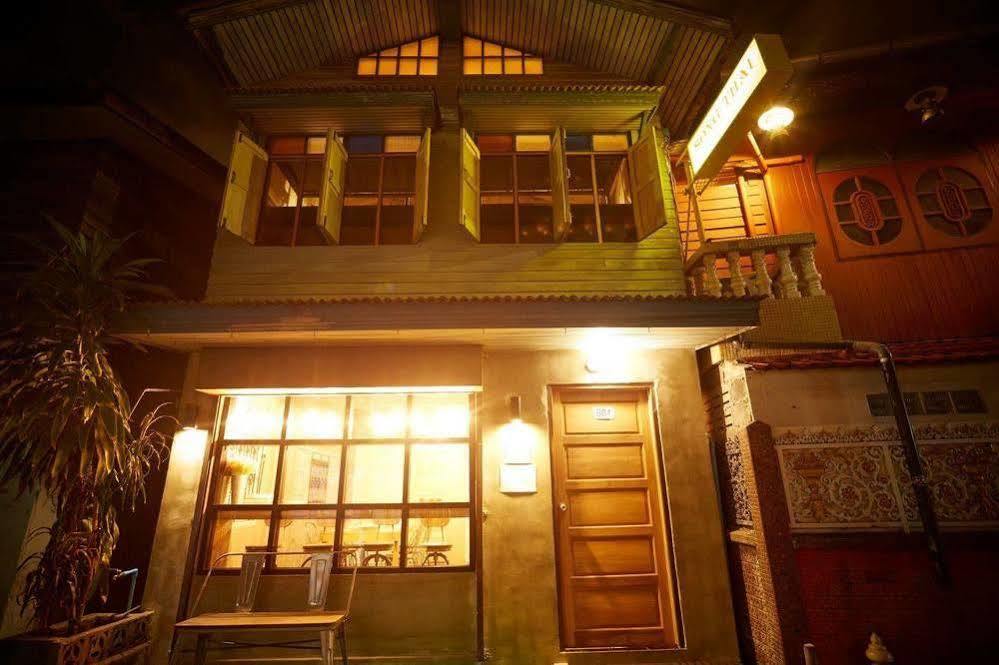 Hostel The Local Surasak