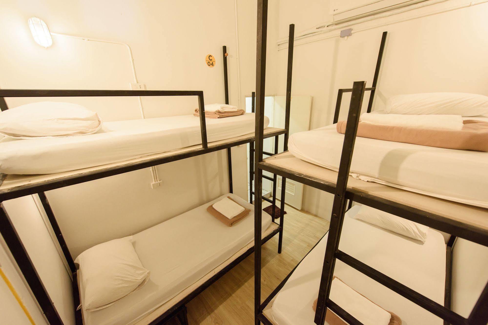 Warm White Hostal Bangkok