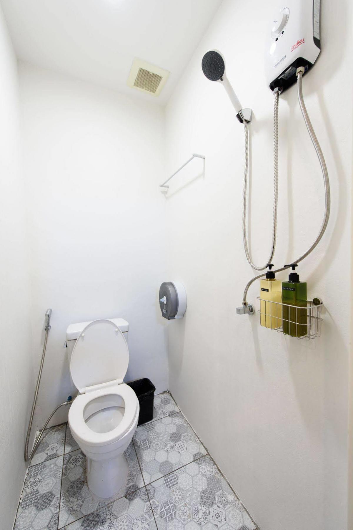 Warm White Hostal *