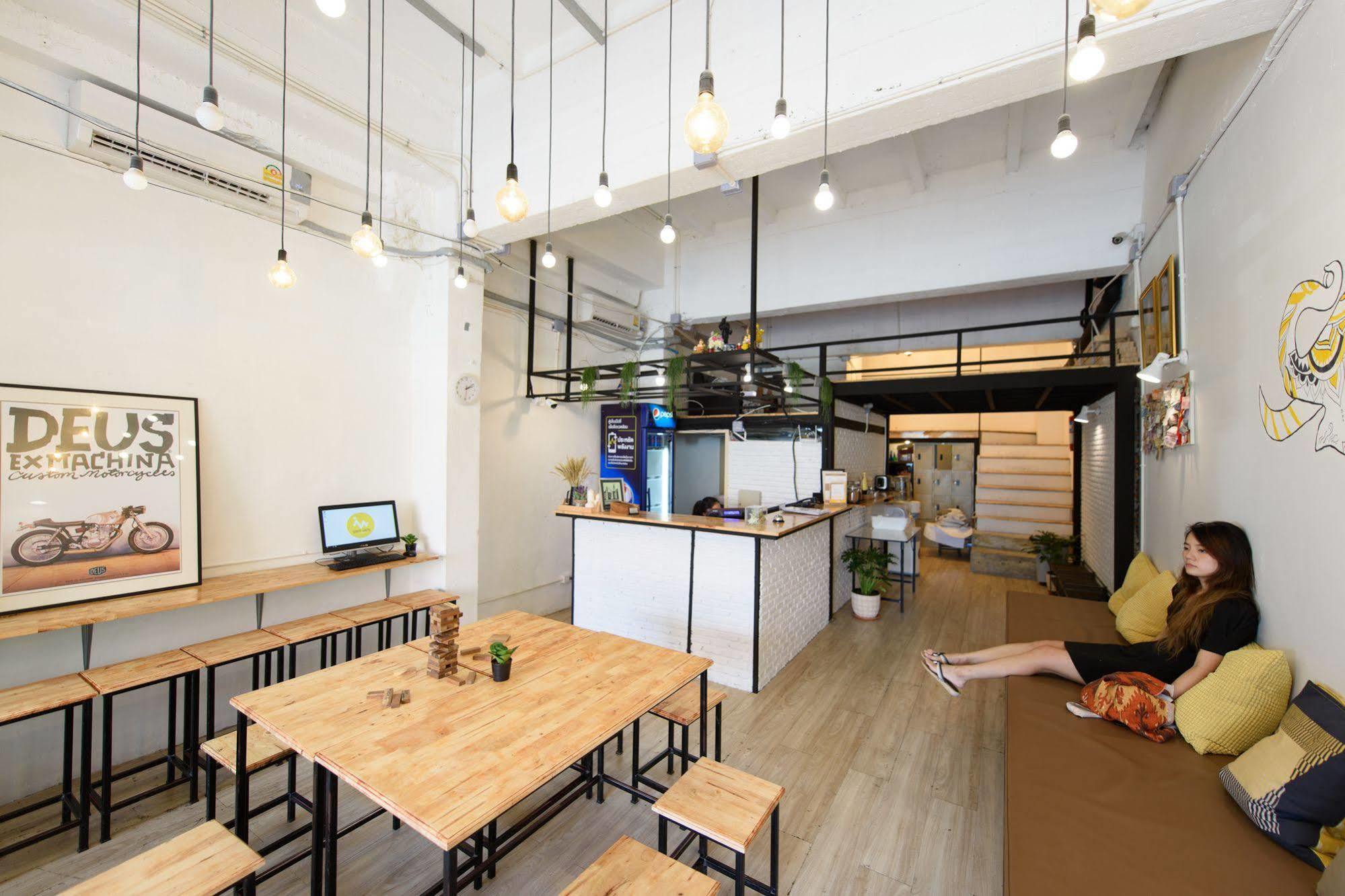 Hostal Warm White