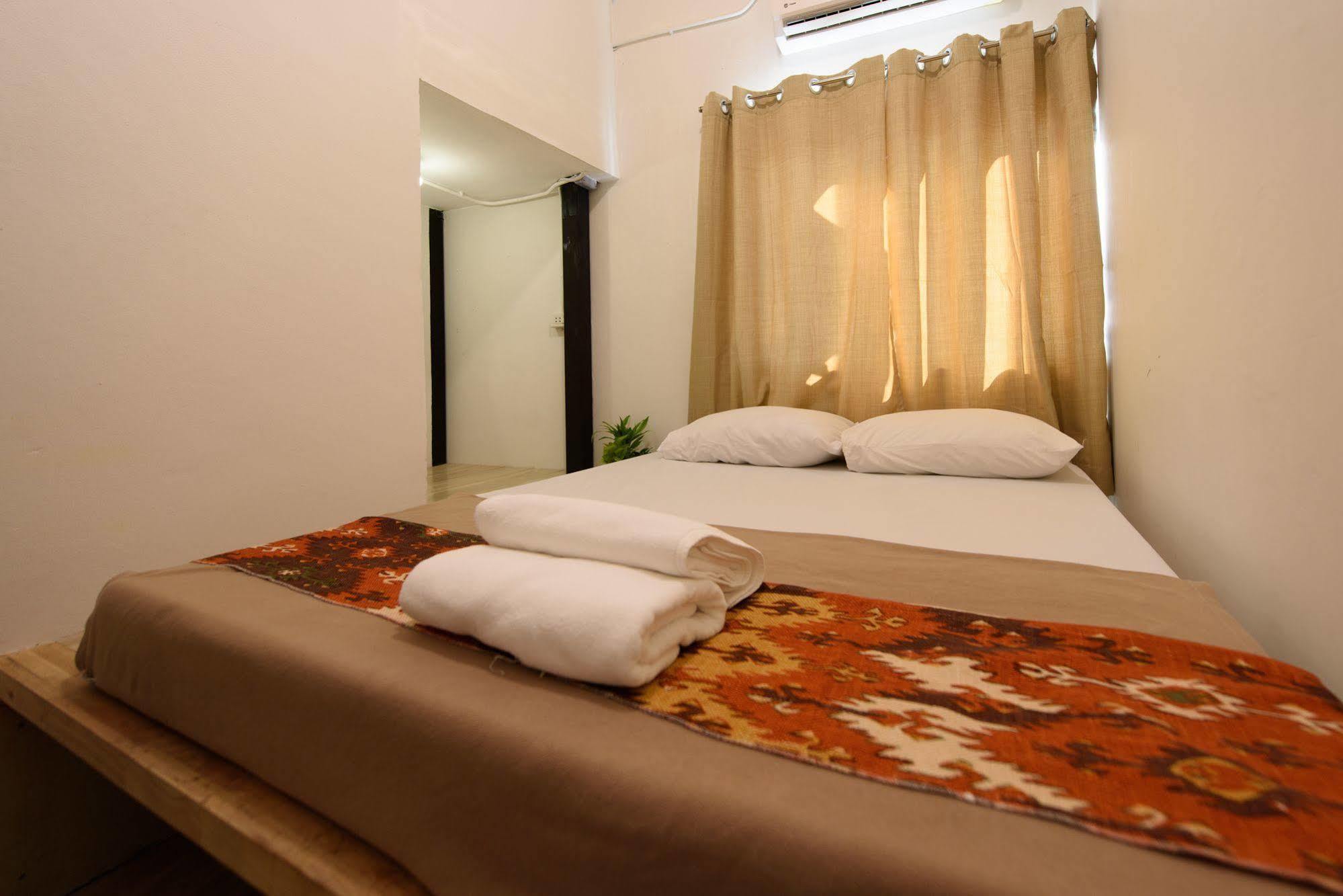 Hostal Warm White