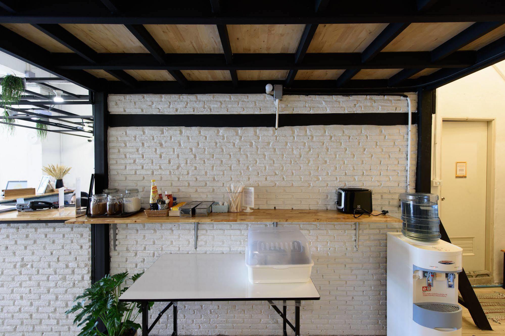 Hostal Warm White