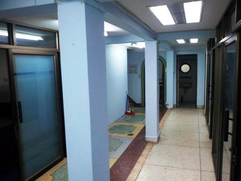 Shadow Apartment *