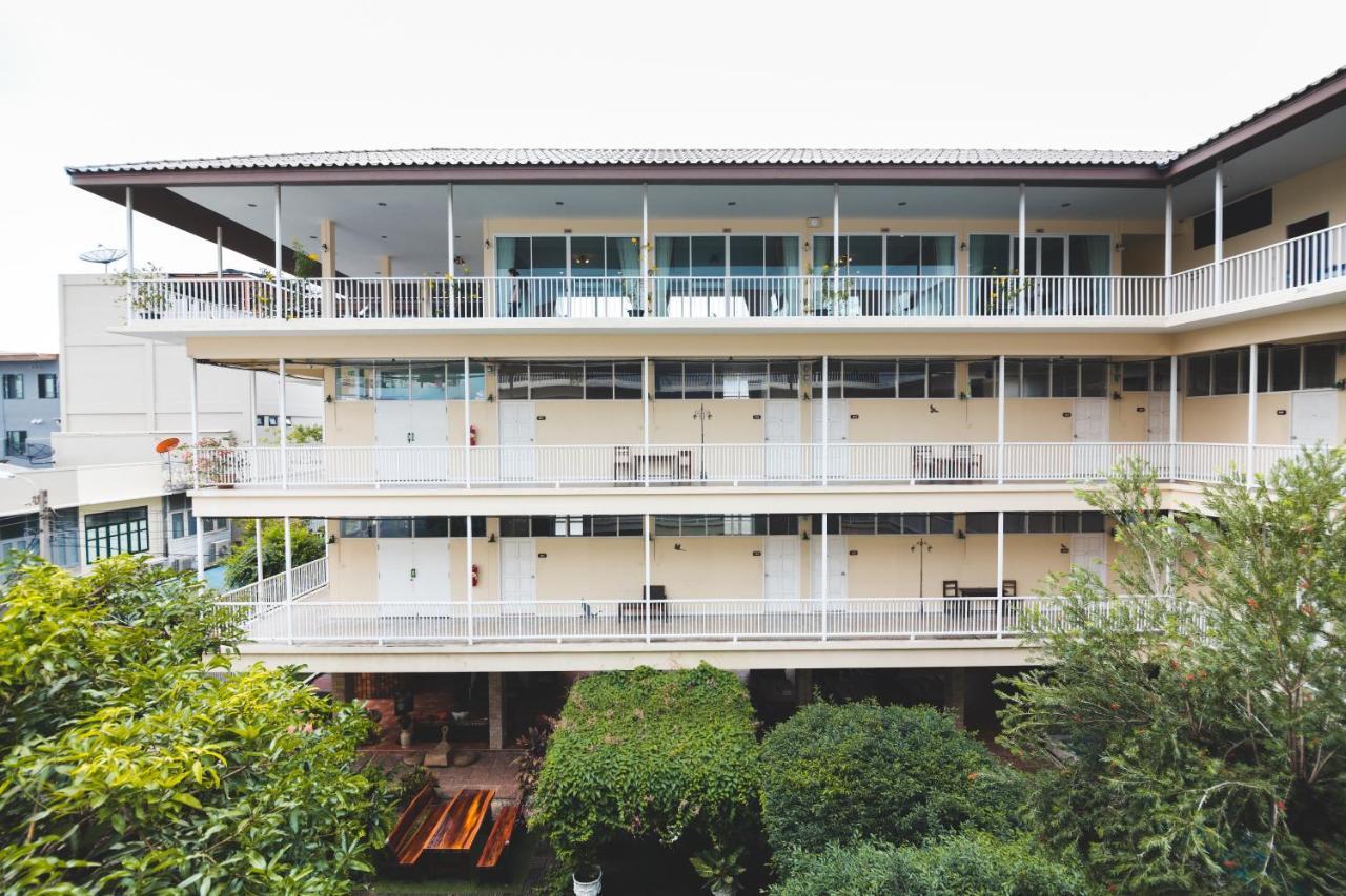 Feung Nakorn Balcony Rooms&cafe