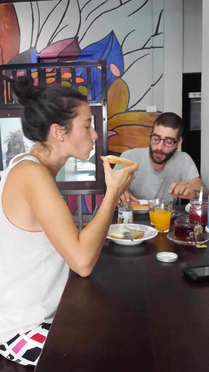 Bed & Breakfast Feel Like & Cafe Bangkok